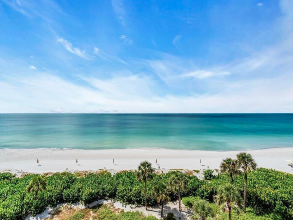 Beachfront Longboat Key Vacation Condo with Tennis Courts